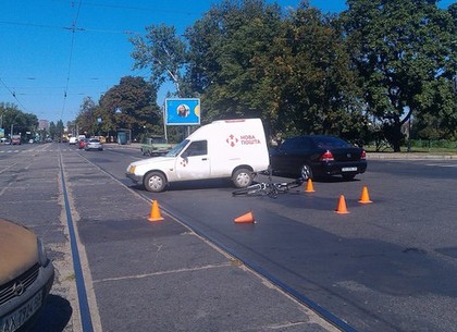 В Харькове велосипедист попал под колеса машины «Новой почты» (ФОТО)