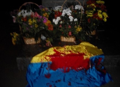 В Лозовой на День Независимости облили красной краской флаги Украины (ФОТО)