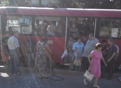 Харьковчанин выбросился из окна трамвая из-за любви (ФОТО)