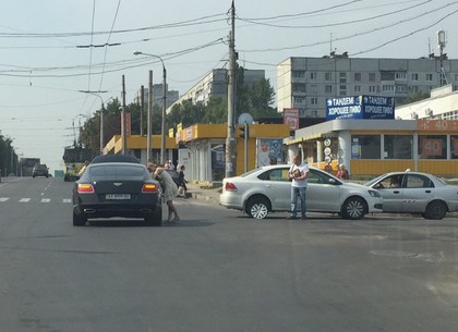 В Харькове девушка на Bentley не разминулась с Volkswagen (ФОТО)