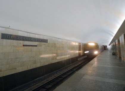 Харьковчанку, провалившуюся между вагонами поезда в метро, вытащил экс-начальник охраны Качановской колонии