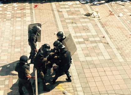 Взрывы под Верховной Радой: кто-то из протестующих кинул гранату в милицию (Обновляется)