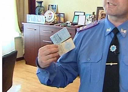 Харьковчанин, который за взятку помогал получать водительские права, отделался штрафом