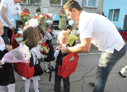 Лучшие хоккеисты Украины поздравили школьников Донбасса с Днем знаний (ФОТО)