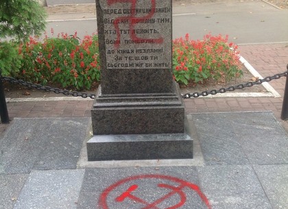 Милиция ищет вандалов, которые разрисовали свастиками памятник расстрелянным советским офицерам