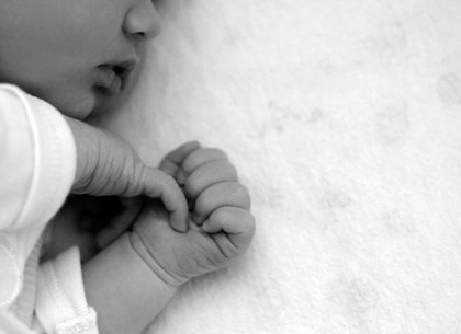 На Новых домах нашли труп младенца: отец завернул ребенка в полиэтилен и положил в комод