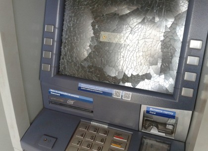Пьяный мужчина пытался с помощью кирпича «снять» деньги в банкомате