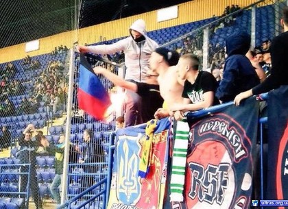 В Харькове фанаты «Шахтера» сожгли флаг ДНР