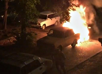 Еще один автомобиль горел ночью на Салтовке (ВИДЕО)