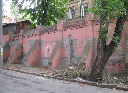 Есть в переулке Классический (Харьков) необычная стена (ФОТО)