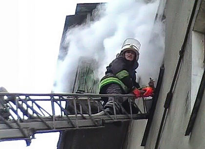 На Северной Салтовке горела девятиэтажка: жильцы паниковали и чуть не отравились угарным газом