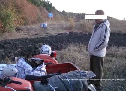 Контрабандные баулы с одеждой остались на украинской территории (ФОТО)