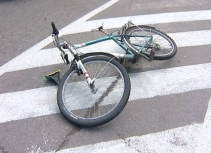 Водитель «Дэу» сдавал назад и подмял пенсионера на велосипеде: мужчина в больнице