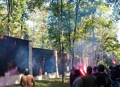 Полсотни парней в балаклавах окружили дом Добкина и бросают взрывпакеты (ФОТО)