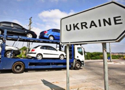 Вопрос об отмене растаможки и налога на импорт автомобилей Порошенко поручил Яценюку