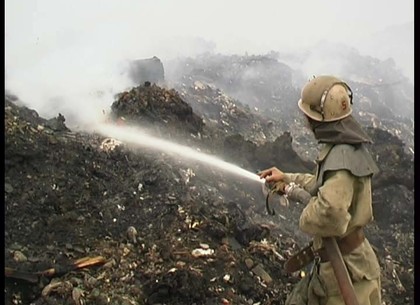 Пожар на свалке в Люботине тушили бульдозером, а местные жители задыхались от едкого дыма