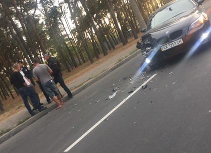 ДТП около Гидропарка: BMW попала в аварию (ФОТО)