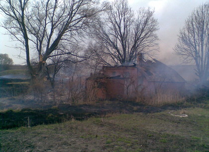 Жительница Чугуева обгорела, пытаясь потушить горящий сарай