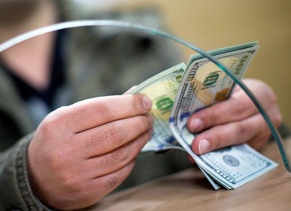 В обменниках Харькова дешевеет доллар