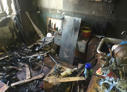 Пожар в девятиэтажке в районе Одесской: квартира пылала, хозяин просил о помощи с балкона