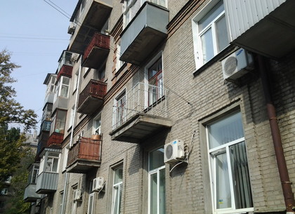 Богатому жильцу в Харькове захотелось прорубить себе балкон (ФОТО)