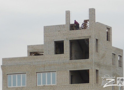Не запрещено, значит - разрешено: В Харькове продолжают строить многоэтажку, которая числится как гараж