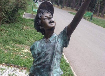 Одна из скульптур в парке Горького лишилась руки (ФОТО)