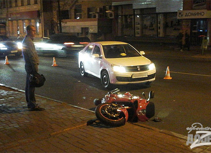 ДТП на Пушкинской: легковушка сбила мотоциклиста (ФОТО)