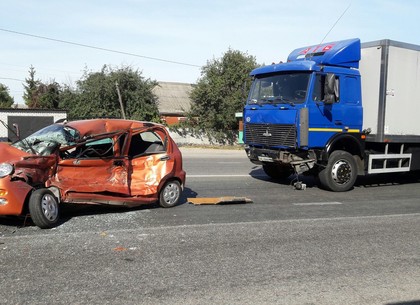 Смертельное ДТП в районе Карачевки: грузовик «АТБ» сильно помял легковушку (ФОТО)