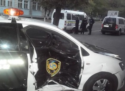 В центре Харькова ВАЗ протаранил машину охраны (ФОТО)