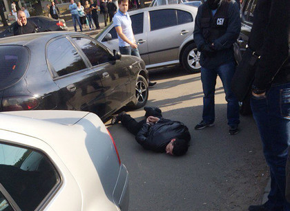 На проспекте Маршала Жукова мужчин положили лицами в асфальт (ФОТО, ВИДЕО)