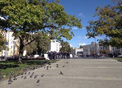 Что полсотни копов и военные делают на площади Конституции (ФОТО)