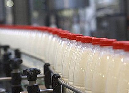 На Харьковщине сотрудник молокозавода пытался вынести более 30 литров сливок