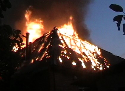 Пожар в салоне красоты в Лозовой: огонь заметили сотрудники райсовета