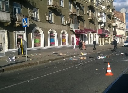 Погром на Московском проспекте: темнокожий выбросил из окна мебель прямо на проезжую часть (ФОТО)