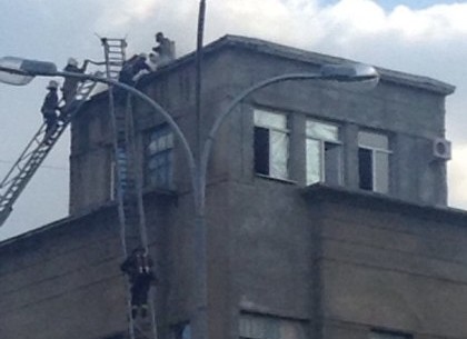 В центре Харькова горела крыша многоэтажки (ФОТО)