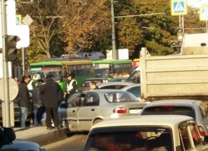 Почему утром транспорт на Гагарина стоял в пробках (ФОТО)