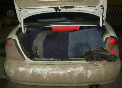Житель области чудом выпрыгнул из багажника, после того как его избили и «упаковали» в автомобиль