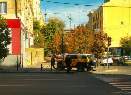В тихом центре Харькова внедорожник «Тойота» снес ограждение (ФОТО)