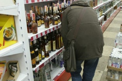 Пьяная жительница Харьковщины ворвалась в магазин с ножом и украла коньяк