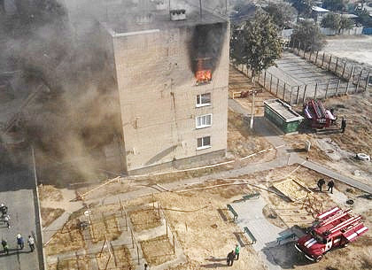 В Солоницевке пожарные тушат пылающую пятиэтажку (ФОТО)
