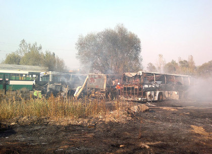 Четыре экс-маршрутки сгорели на территории перевозчика под Харьковом (ФОТО)