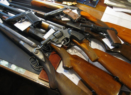 В Харьковском районе продолжается добровольная сдача оружия