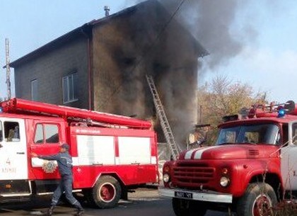 В районе Левады сгорел частный дом с двумя легковушками: хозяин - в ожоговом центре (ФОТО)