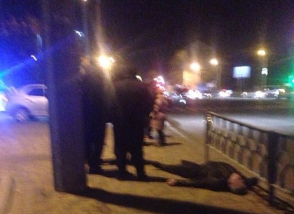 На автобусной остановке в Харькове несколько часов лежит труп - очевидцы