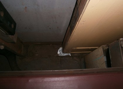 Бросил мусор - заклинило двери: в подземке рассказали и показали, к чему приводит неряшливость харьковчан (ФОТО)