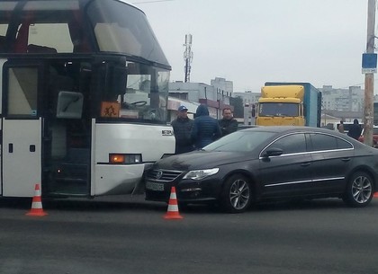 В районе Площади Восстания столкнулись пассажирский автобус и легковушка (ФОТО)