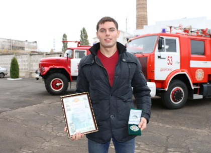 В Дергачах наградили молодого героя, спасшего ребенка на пожаре (ФОТО)