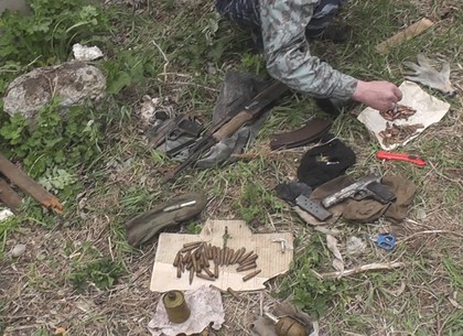 Оружейный схрон харьковчанина обнаружили правоохранители в лесополосе