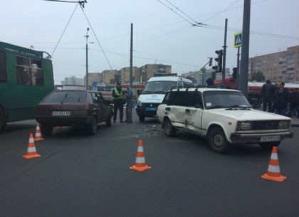 Утром на Одесской в тройное ДТП попал троллейбус (ФОТО)